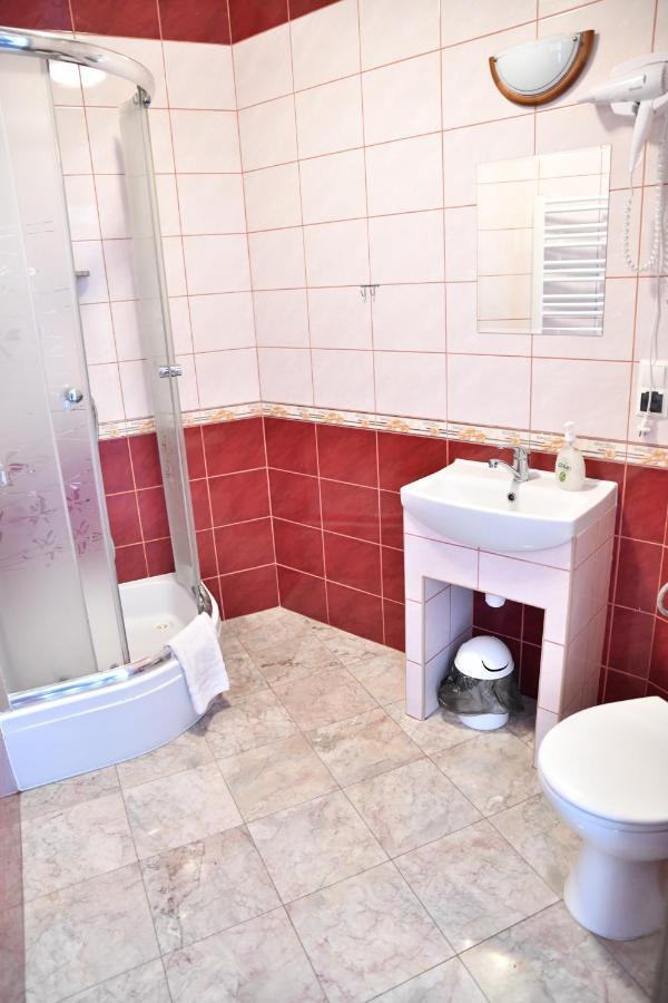 Dwór Dziekanów Zielonki  Exterior foto